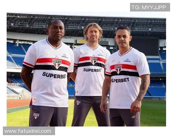 足球球星球衣内穿的时尚单品大揭密